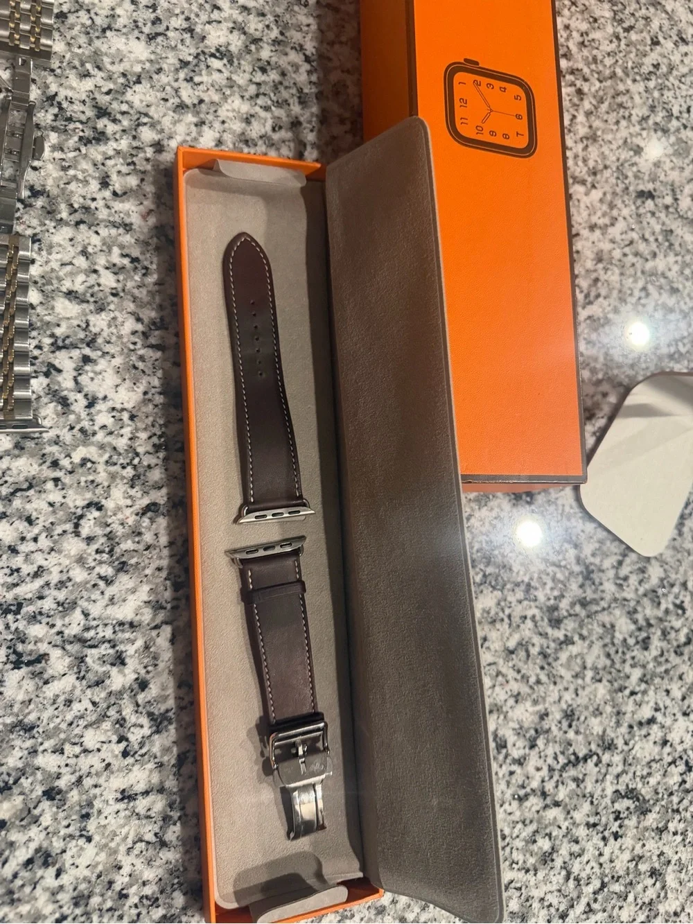 Her mès Apple Watch with Tour and Signature Bands with Boxes